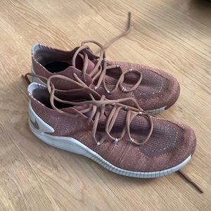 Nike free tr Flyinit 3. - pinkish color with silver woven in like new